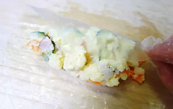余ったポテサラをライスペーパーで巻いて焼くと？　「何これ？」と驚いた夫、一口食べれば…【レシピ】