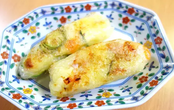 余ったポテサラをライスペーパーで巻いて焼くと？　「何これ？」と驚いた夫、一口食べれば…【レシピ】