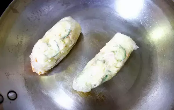 余ったポテサラをライスペーパーで巻いて焼くと？　「何これ？」と驚いた夫、一口食べれば…【レシピ】