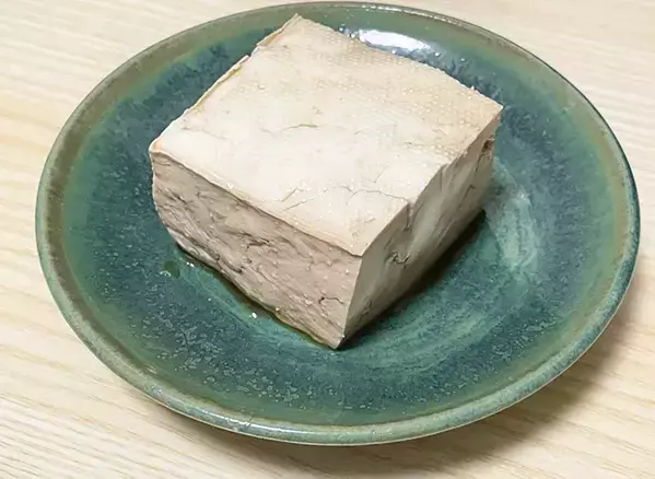 チーズと豆腐が茶色に染まる　さっぱり風味の『調味料』に一晩漬けてみたら…