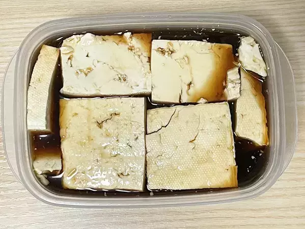チーズと豆腐が茶色に染まる　さっぱり風味の『調味料』に一晩漬けてみたら…