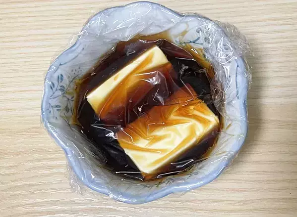 チーズと豆腐が茶色に染まる　さっぱり風味の『調味料』に一晩漬けてみたら…