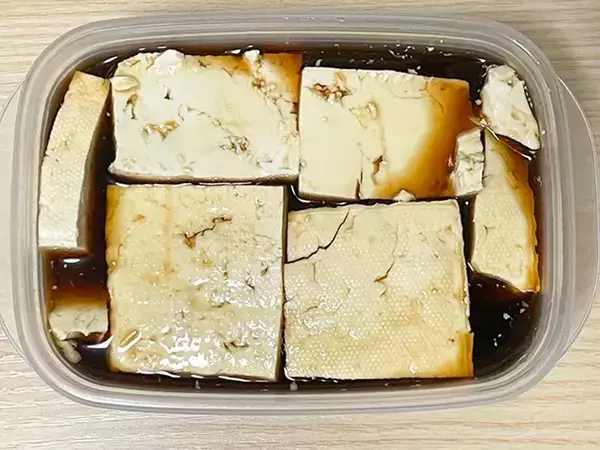 チーズと豆腐が茶色に染まる　さっぱり風味の『調味料』に一晩漬けてみたら…