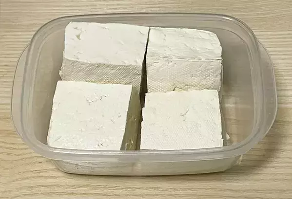 チーズと豆腐が茶色に染まる　さっぱり風味の『調味料』に一晩漬けてみたら…