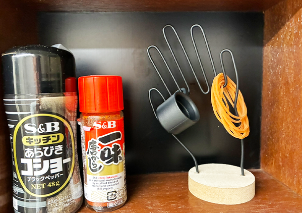 ただの置物と思ったら大間違い！　ダイソーの『手のオブジェ』が“見せる収納”の救世主に