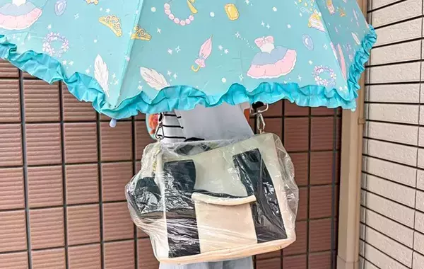 100均『シャワーキャップ』はかぶるだけじゃない！　梅雨の活用術に「これは快適」「バッグに入れたい」