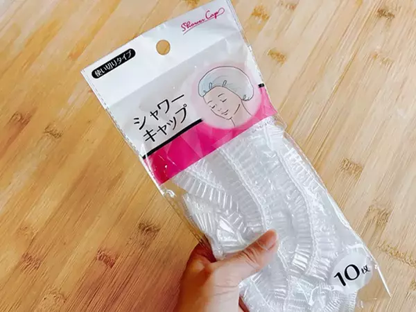 100均『シャワーキャップ』はかぶるだけじゃない！　梅雨の活用術に「これは快適」「バッグに入れたい」