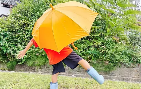 100均『シャワーキャップ』はかぶるだけじゃない！　梅雨の活用術に「これは快適」「バッグに入れたい」