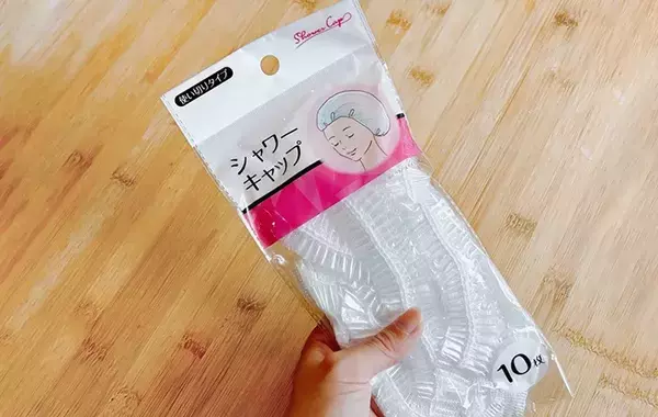 100均『シャワーキャップ』はかぶるだけじゃない！　梅雨の活用術に「これは快適」「バッグに入れたい」