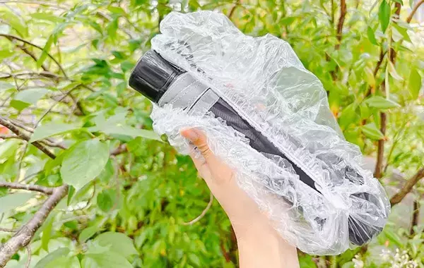 100均『シャワーキャップ』はかぶるだけじゃない！　梅雨の活用術に「これは快適」「バッグに入れたい」