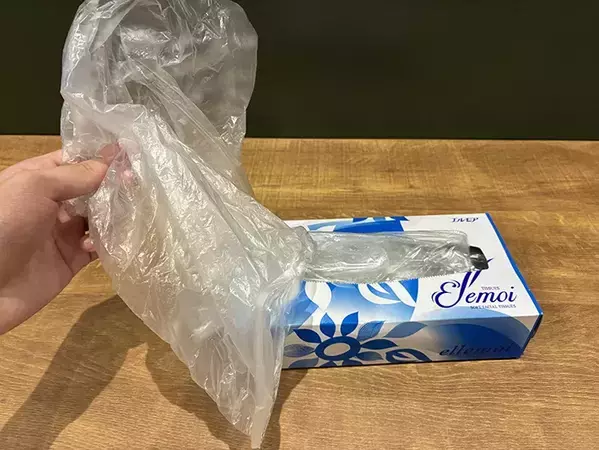 ポリ袋を2Lペットボトルにかぶせて？　ティッシュのように取り出しやすくなる裏ワザ