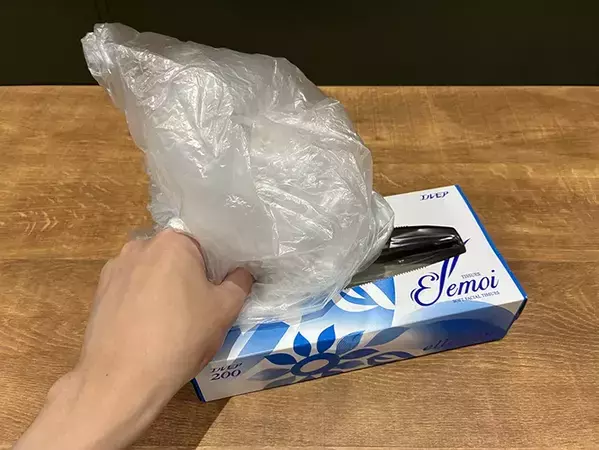 ポリ袋を2Lペットボトルにかぶせて？　ティッシュのように取り出しやすくなる裏ワザ