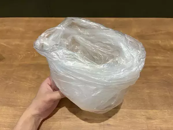 ポリ袋を2Lペットボトルにかぶせて？　ティッシュのように取り出しやすくなる裏ワザ