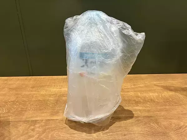 ポリ袋を2Lペットボトルにかぶせて？　ティッシュのように取り出しやすくなる裏ワザ