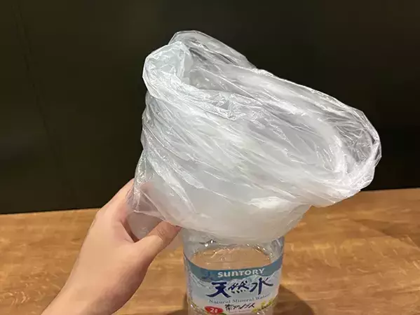 ポリ袋を2Lペットボトルにかぶせて？　ティッシュのように取り出しやすくなる裏ワザ