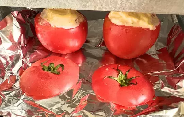 トマトをくりぬいて…15分で作れる一皿が「トロっとしておいしい」