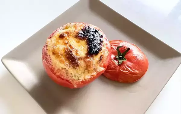 トマトをくりぬいて…15分で作れる一皿が「トロっとしておいしい」