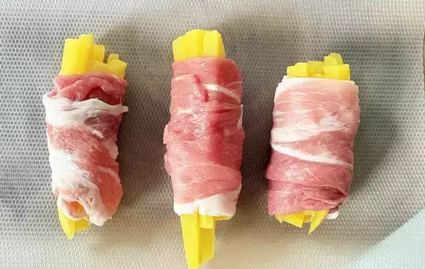 味つけはシンプルなのにご飯が進む！豚こま肉で巻いたのは…