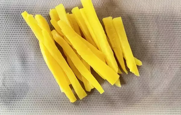 味つけはシンプルなのにご飯が進む！豚こま肉で巻いたのは…