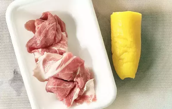味つけはシンプルなのにご飯が進む！豚こま肉で巻いたのは…