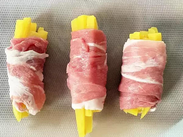 味つけはシンプルなのにご飯が進む！豚こま肉で巻いたのは…