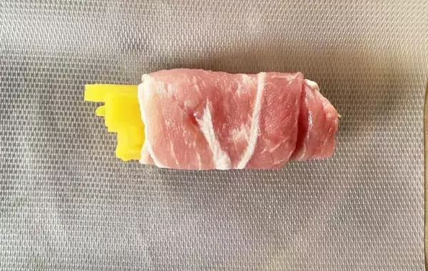 味つけはシンプルなのにご飯が進む！豚こま肉で巻いたのは…