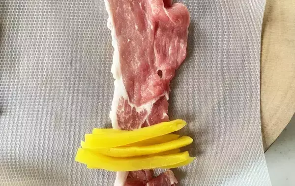 味つけはシンプルなのにご飯が進む！豚こま肉で巻いたのは…