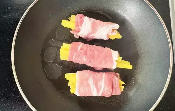 味つけはシンプルなのにご飯が進む！豚こま肉で巻いたのは…