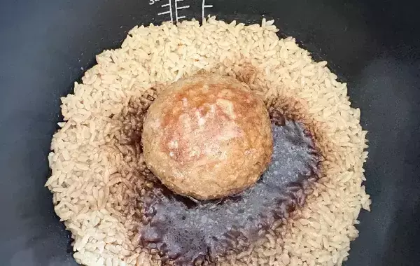炊飯器に1袋入れてみて！　子供が感動した炊き込みご飯、具材に使ったのは？【レシピ】