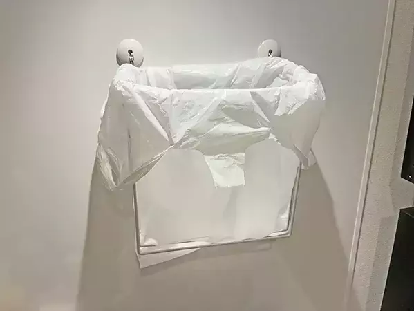 100均のふきんかけ、ふきんはかけません！　キッチンで便利な『浮かせるゴミ箱』になる方法