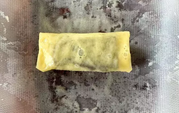ライスペーパーを卵液に浸して…　できた簡単おやつに「モチモチで最高！」