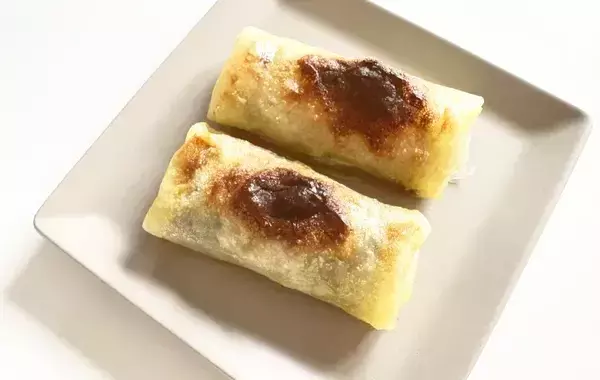 ライスペーパーを卵液に浸して…　できた簡単おやつに「モチモチで最高！」