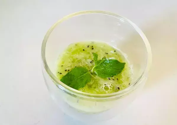 キウイ1個でOK！　潰して混ぜるだけの「簡単ドリンク」が夏にピッタリ【10分レシピ】