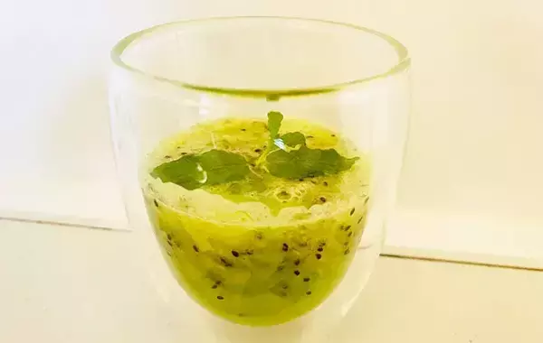 キウイ1個でOK！　潰して混ぜるだけの「簡単ドリンク」が夏にピッタリ【10分レシピ】