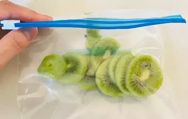 キウイ1個でOK！　潰して混ぜるだけの「簡単ドリンク」が夏にピッタリ【10分レシピ】