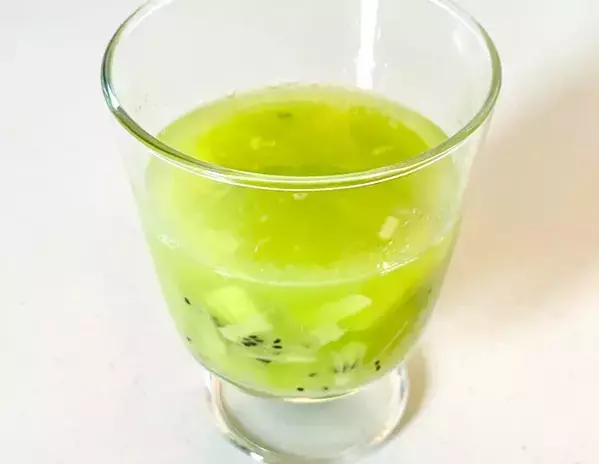 キウイ4個と塩があればOK！　汗をかいたら飲みたい「手作りドリンク」【ミキサー不要】