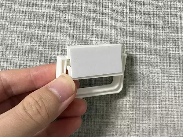 ダイソーの『取手』にS字フックをかけると？　下駄箱に貼ったら便利な収納アイテムに！