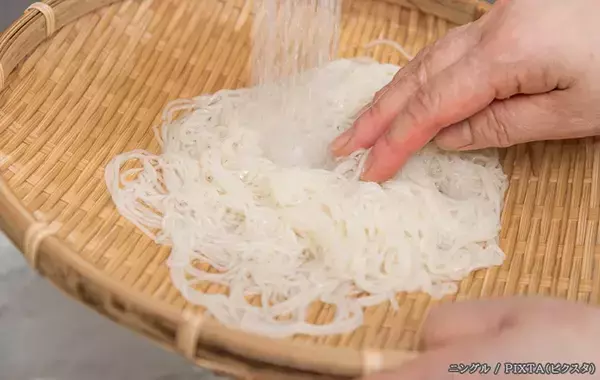 そうめんをゆでた後、流水で軽く洗うだけでなく？意外と知らない洗い方