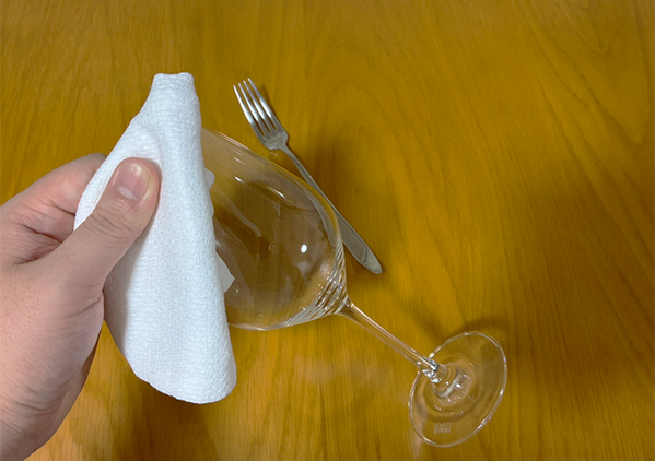 普通のふきんに見えるでしょ？　拭くだけで食器が見違える『100均有能ふきん』が超優秀