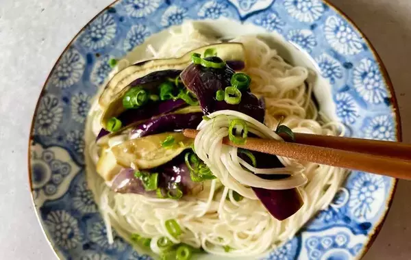 茹でたそうめんにのせたのは…　「とろとろ」「麺によく絡む」【簡単アレンジ】