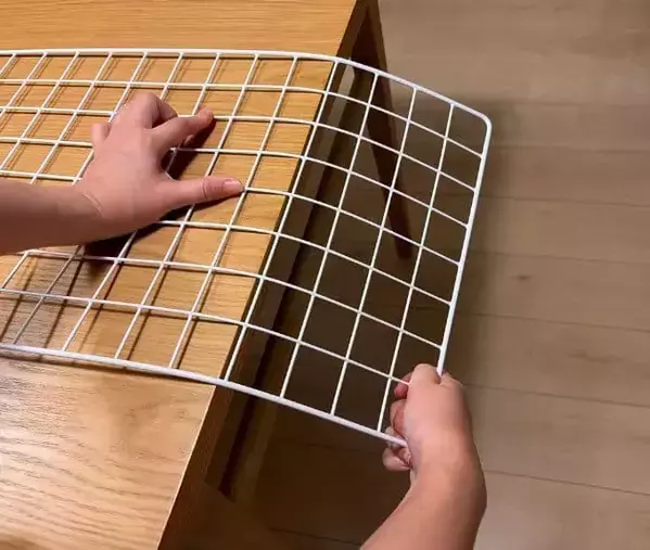 ワイヤーラックを『コの字』に曲げたら…　完成したのは収納力が倍になる簡易棚！