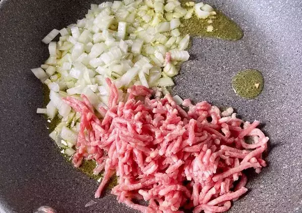 【週末の昼ご飯】フライパン1つで作る『ミートソースパスタ』　「洗い物少ない」「別ゆでよりおいしい」