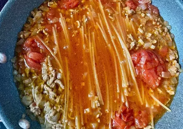 【週末の昼ご飯】フライパン1つで作る『ミートソースパスタ』　「洗い物少ない」「別ゆでよりおいしい」