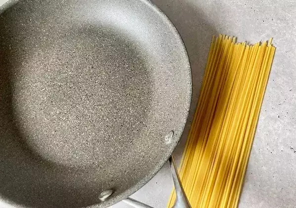 【週末の昼ご飯】フライパン1つで作る『ミートソースパスタ』　「洗い物少ない」「別ゆでよりおいしい」
