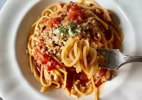 【週末の昼ご飯】フライパン1つで作る『ミートソースパスタ』　「洗い物少ない」「別ゆでよりおいしい」