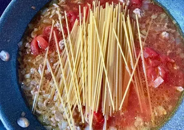 【週末の昼ご飯】フライパン1つで作る『ミートソースパスタ』　「洗い物少ない」「別ゆでよりおいしい」