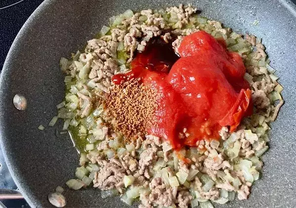 【週末の昼ご飯】フライパン1つで作る『ミートソースパスタ』　「洗い物少ない」「別ゆでよりおいしい」
