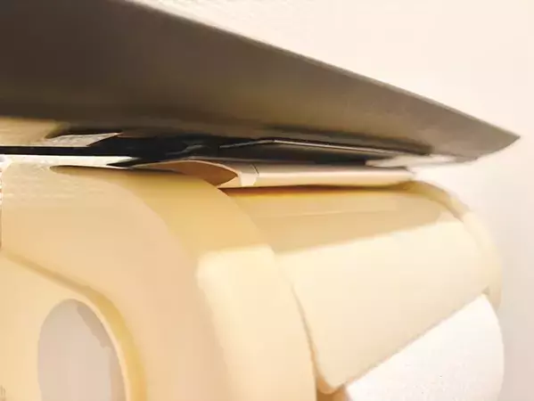 トイレットペーパーの芯を潰して貼るだけ！　「片手でトイペが切れたらいいのに」を叶える簡単な方法