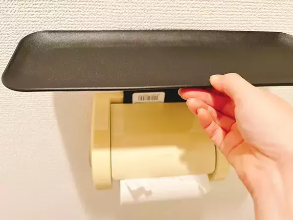 トイレットペーパーの芯を潰して貼るだけ！　「片手でトイペが切れたらいいのに」を叶える簡単な方法
