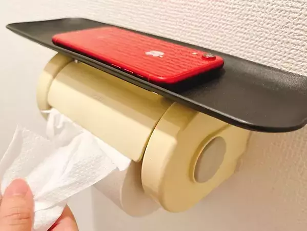 トイレットペーパーの芯を潰して貼るだけ！　「片手でトイペが切れたらいいのに」を叶える簡単な方法